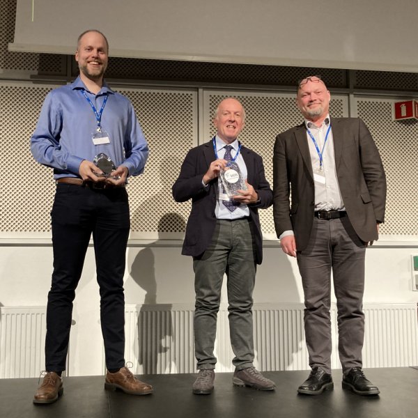 Marius O. Jonassen and Massimo Santarelli accepting the Awards from SIOS director Heikki Lihavainen